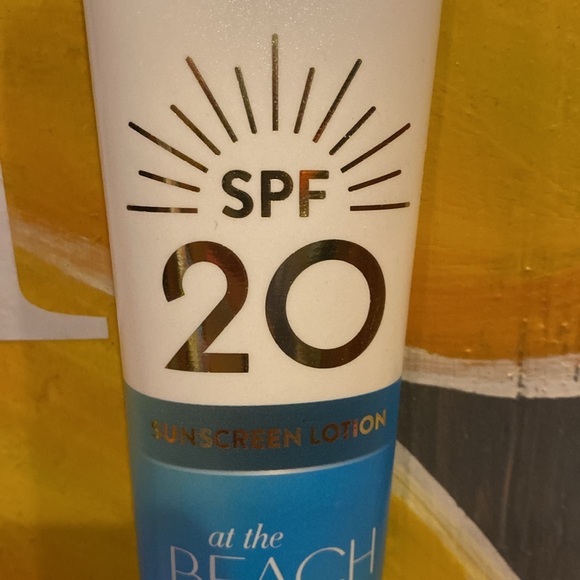 AT THE BEACH🏝️SUNSCREEN BROAD SPECTRUM SPF 20UVA/UVB Protection
Water Resistant - Picture 4 of 9